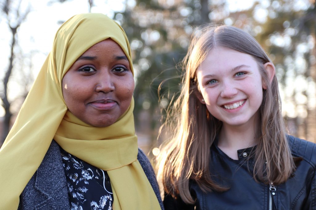 Bahsan Inadabio och Leia Hagel Berger har kul tillsammans på träffarna i Trollhättan. Foto: Josefina Bodin.