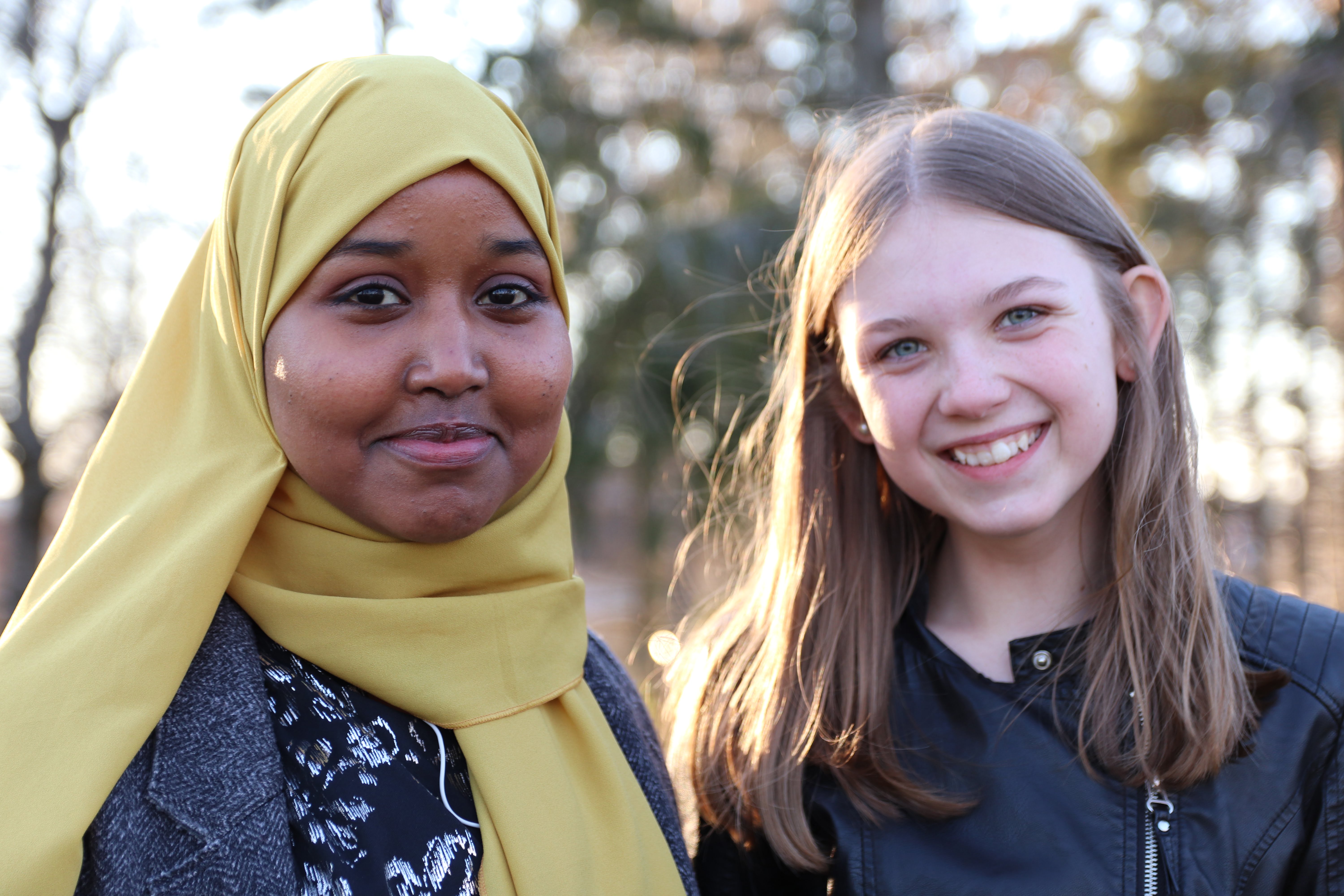 Bahsan Inadabio och Leia Hagel Berger har kul tillsammans på träffarna i Trollhättan. Foto: Josefina Bodin.
