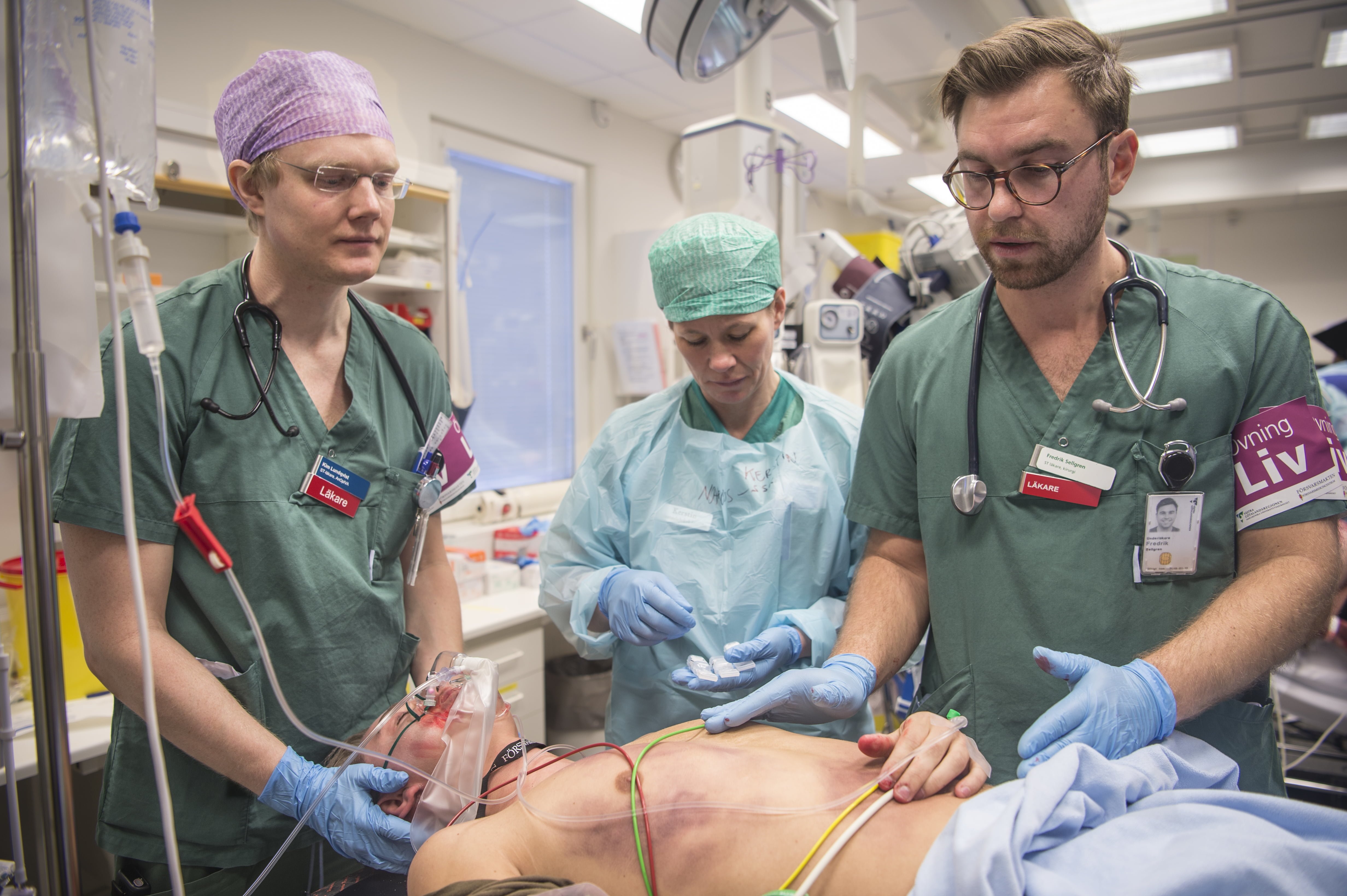 Personal på sjukhuset tar hand om en patient, som i det här fallet är sminkad.