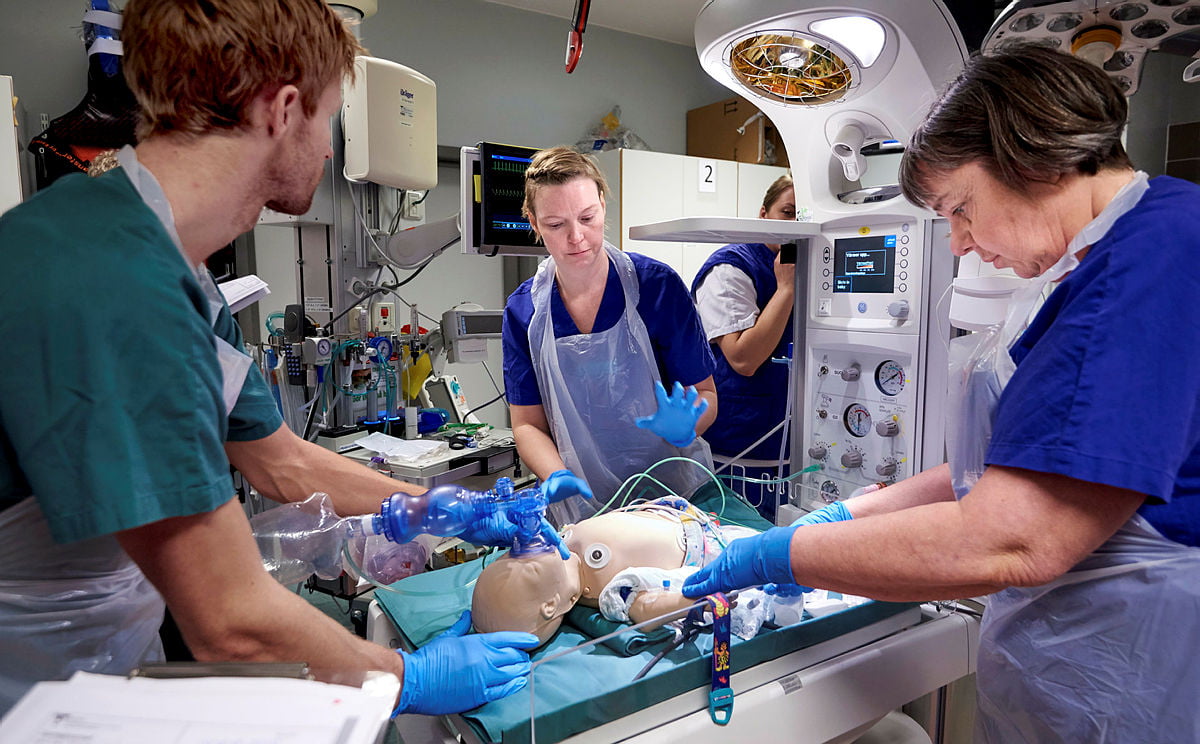 Erik Hjertonsson, Elisabeth Enroth, Sara Ström och Maria Ivarsson under en simuleringsövning. Foto: Bild och Media/Skaraborgs Sjukhus.