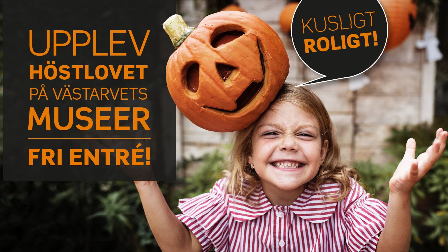 Glad flicka med pumpa på huvudet.