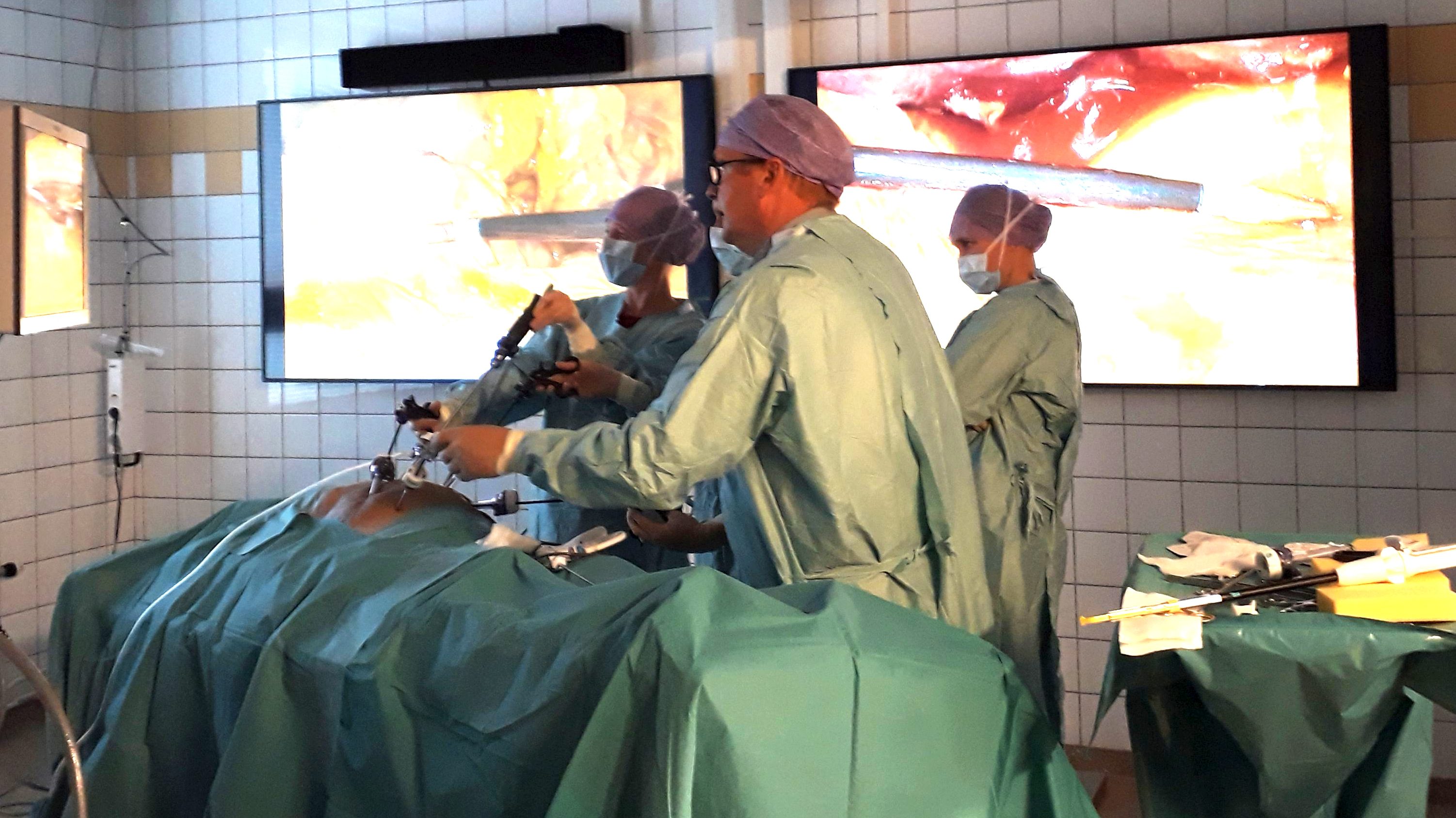 Titthålskirurgi på döda kroppar.