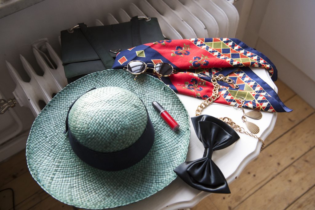 Hatt,rosett, scarf, solglasögon, halsband är exempel på accessoarer som kan piffa upp enkla plagg