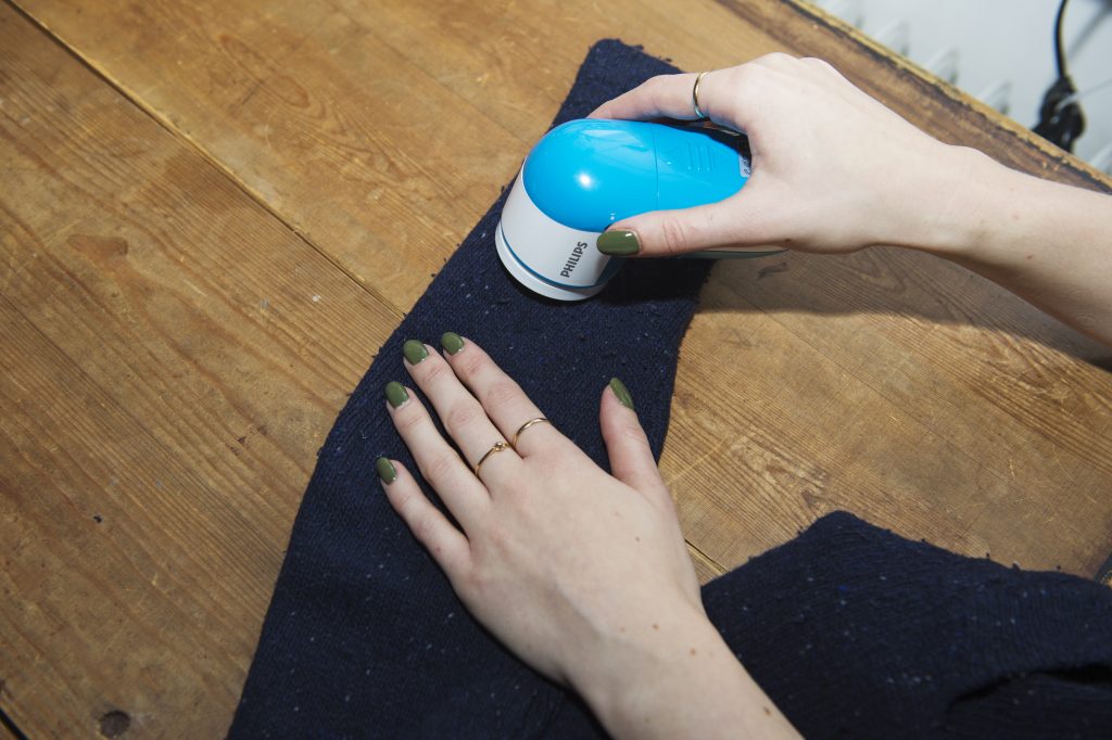 Med en nopppmaskin blir de stickade plaggen fina igen