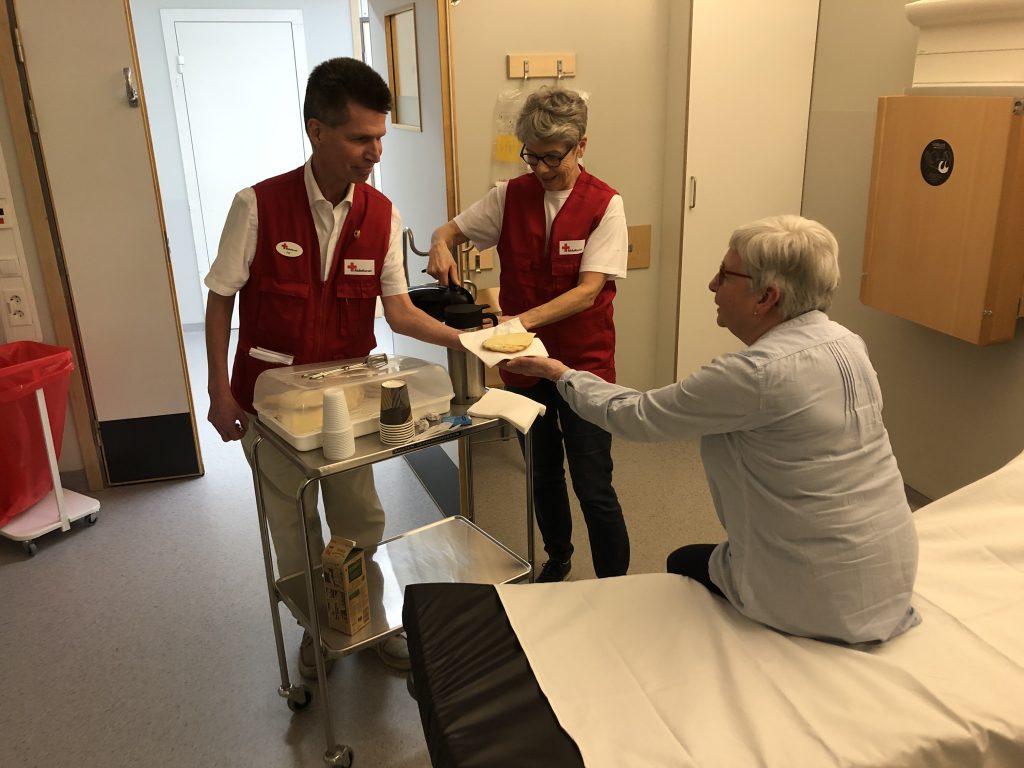 Sedan ungefär ett år tillbaka bemannar Marianne, Per, Gunilla och andra av Röda korsets volontärer en kaffevagn på NÄL:s akutmottagning. 