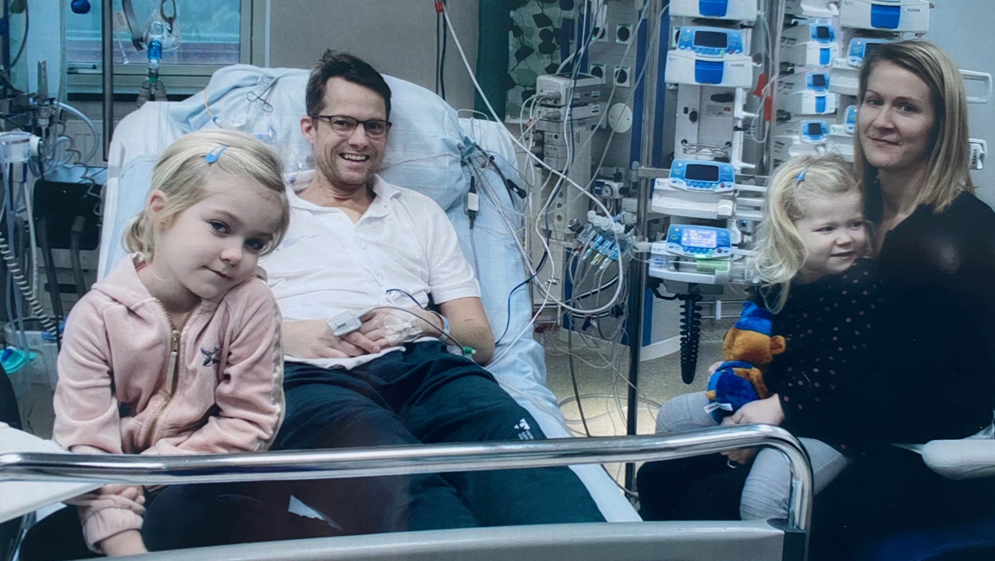 Hela familjen Kurlberg var givetvis mycket lättade över att Mattias hjärttransplantation gick så bra. Här är döttrarna Selma tv och Alma i mamma Malins knä på besök bara tre dagar efter operationen.