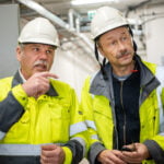 Två arbetare i skyddskläder.