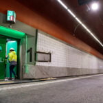 Interiör tunnel, grön dörr.