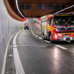 En brandbil kör genom tunneln