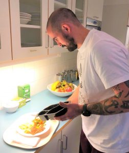 Jon Karlsson fixar en portion kyckling med potatisgratäng.