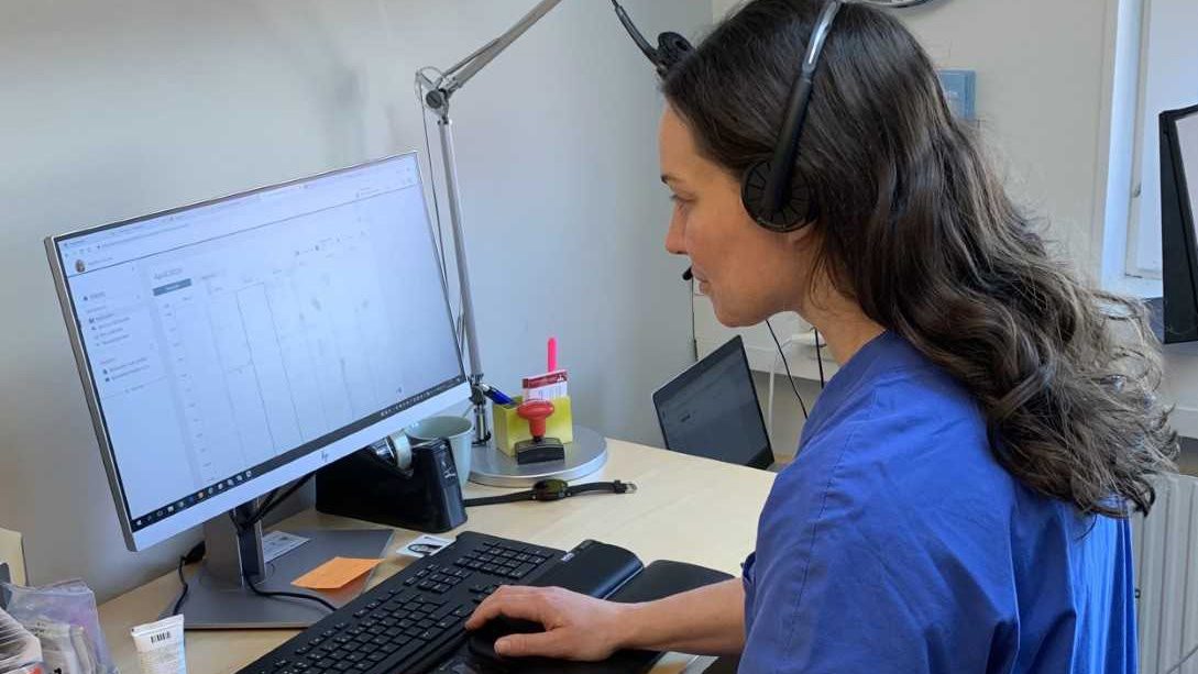 Louise Frosthammar är en av de kuratorer som tar emot patienter på Ungdomsmottagningen online. Foto: Angelica Zsonda