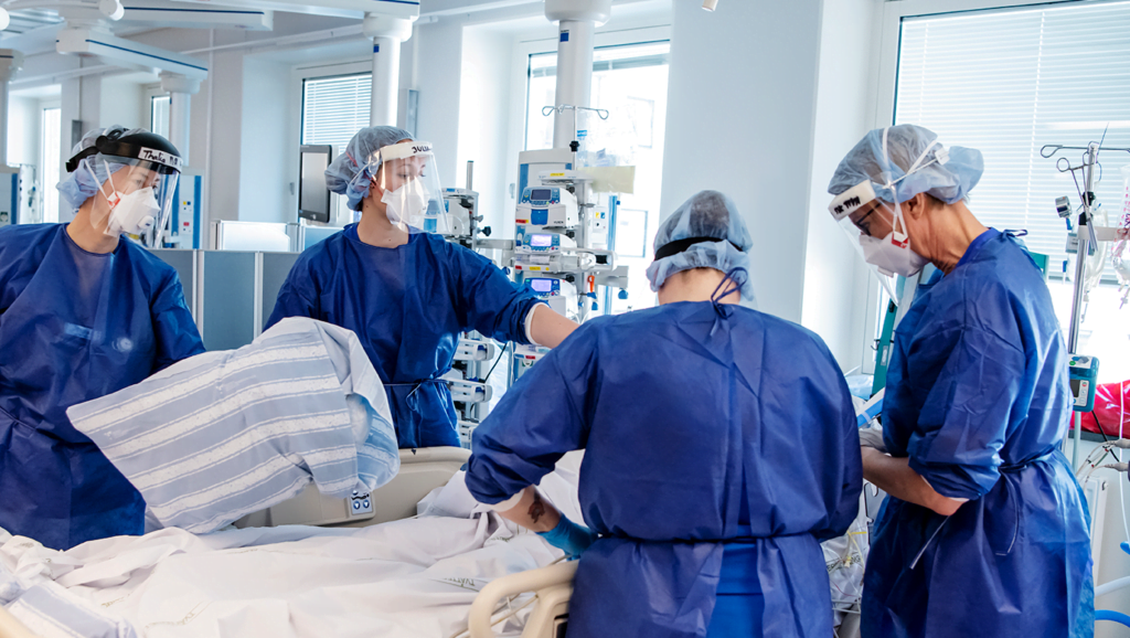 Vårdpersonal under arbete i sjukvården