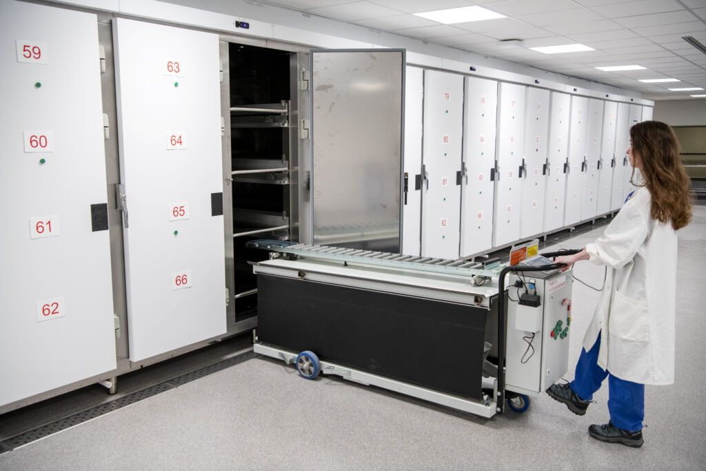 Elna med en tom vagn i bårhuset.