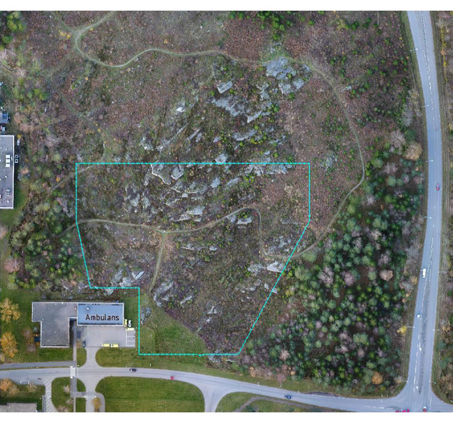 Solcellsanläggningen är placerad intill ambulansstationen på NÄL. Markytan är en del av inflygningszonen för ambulanshelikoptern där ingen hög bebyggelse eller vegetation tillåts. Området passar därför bra för solcellsanläggningen.