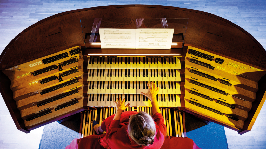 En person spelar på orgeln.
