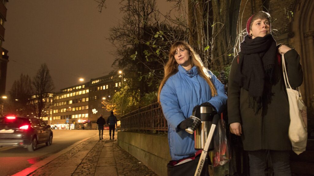 Maria Melkersson och Izabella Bergenrot är volontärer i Rosenlundstödet. Varje fredag klockan 23.30 börjar volontärerna sin runda i Rosenlund. I sin kärra har de med sig olika förnödenheter, som kondomer, hygienartiklar och receptfria läkemedel. De har också med sig kaffe och mackor.