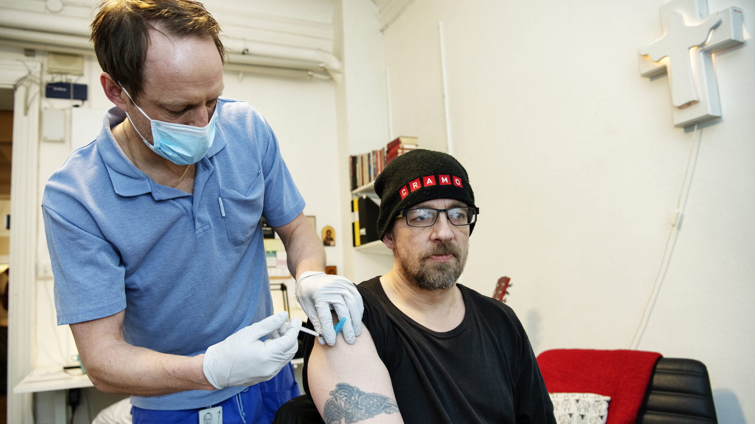 Schani Kjaerbeck, sjuksköterska vaccinerar Kennie Jansson. Foto: Anna Rehnberg