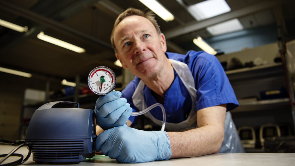 Sture kontrollerar trycket till en inhalator, som används av patienter som har problem med trånga luftvägar. När patienten andas in ånga vidgar sig luftrören.