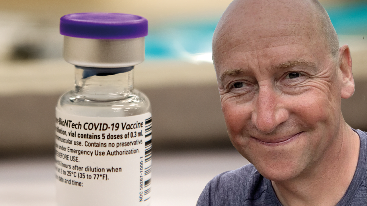 En flaska med covidvaccin från Pfizer och Fredrik Fostvedt, Sjukhusapoteket VGR.