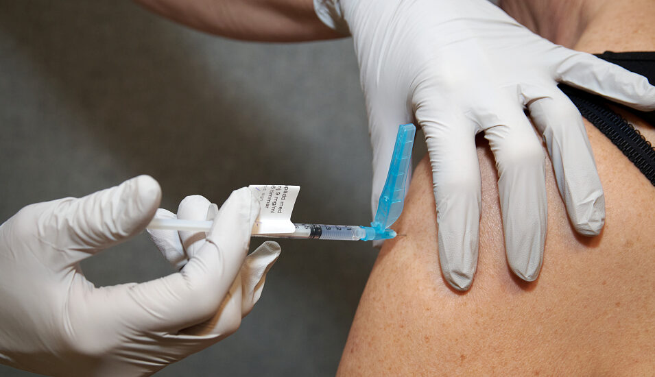 Vaccinspruta mot covid-19 sticks i arm