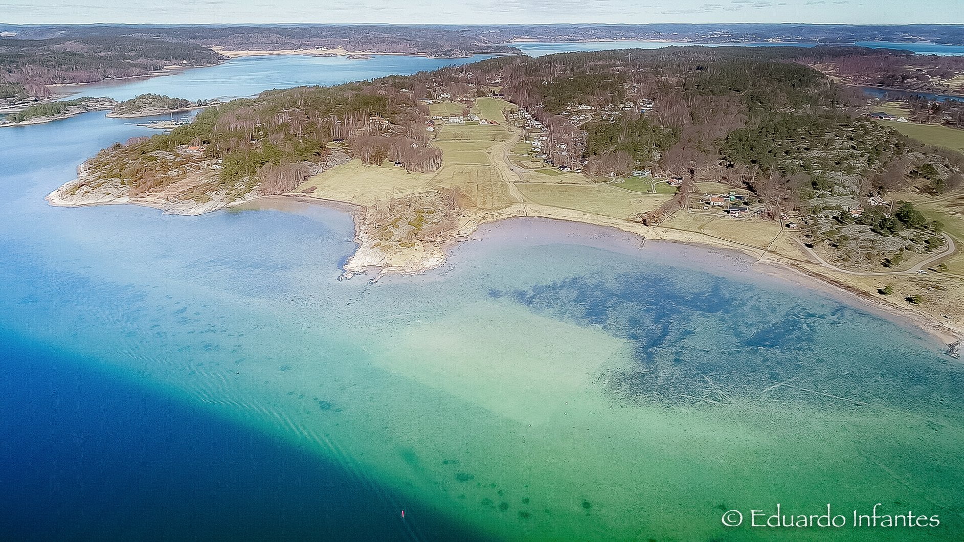 Vid Lilla Askerön mellan Orust och Tjörn har en ett hektar havsbotten täckts med 1 800 ton grov sand för att plantera ålgräs.