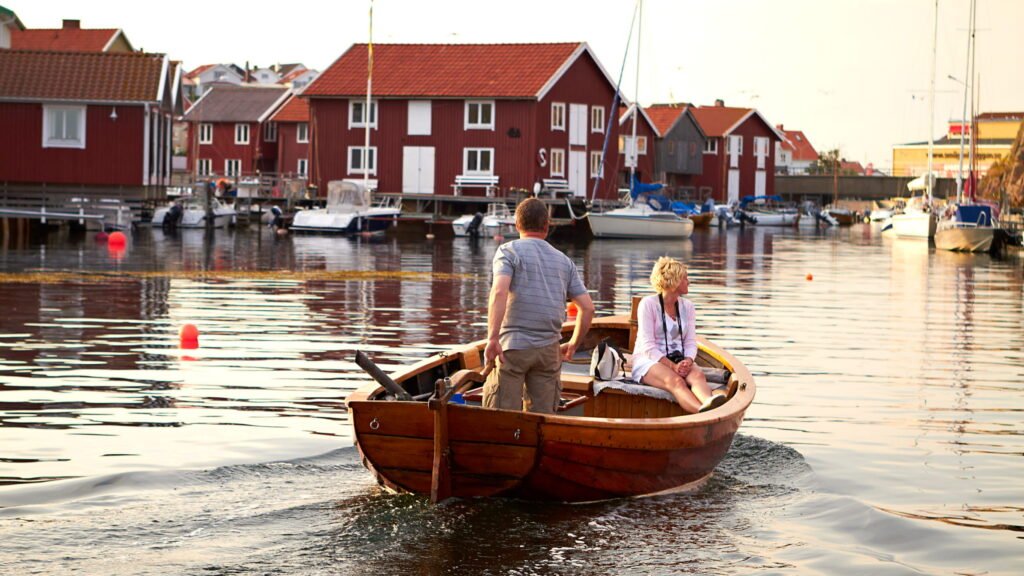 Två personer i en båt.