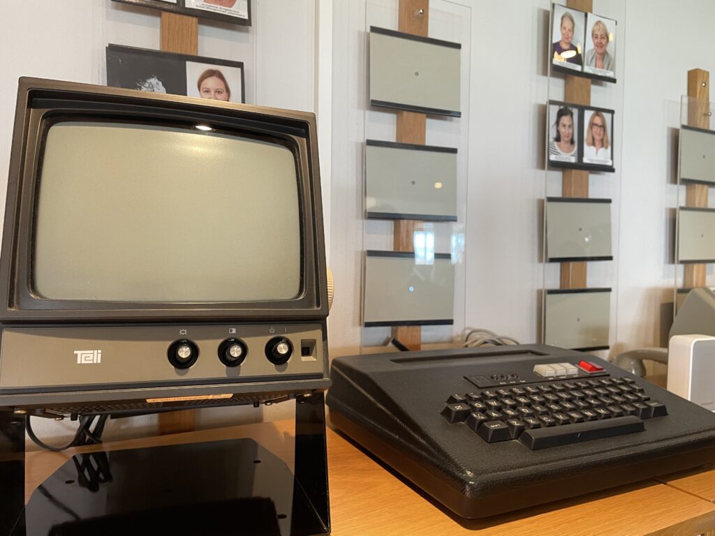 En gammal tv och annan äldre utrustning som 1177 har använt tidigare