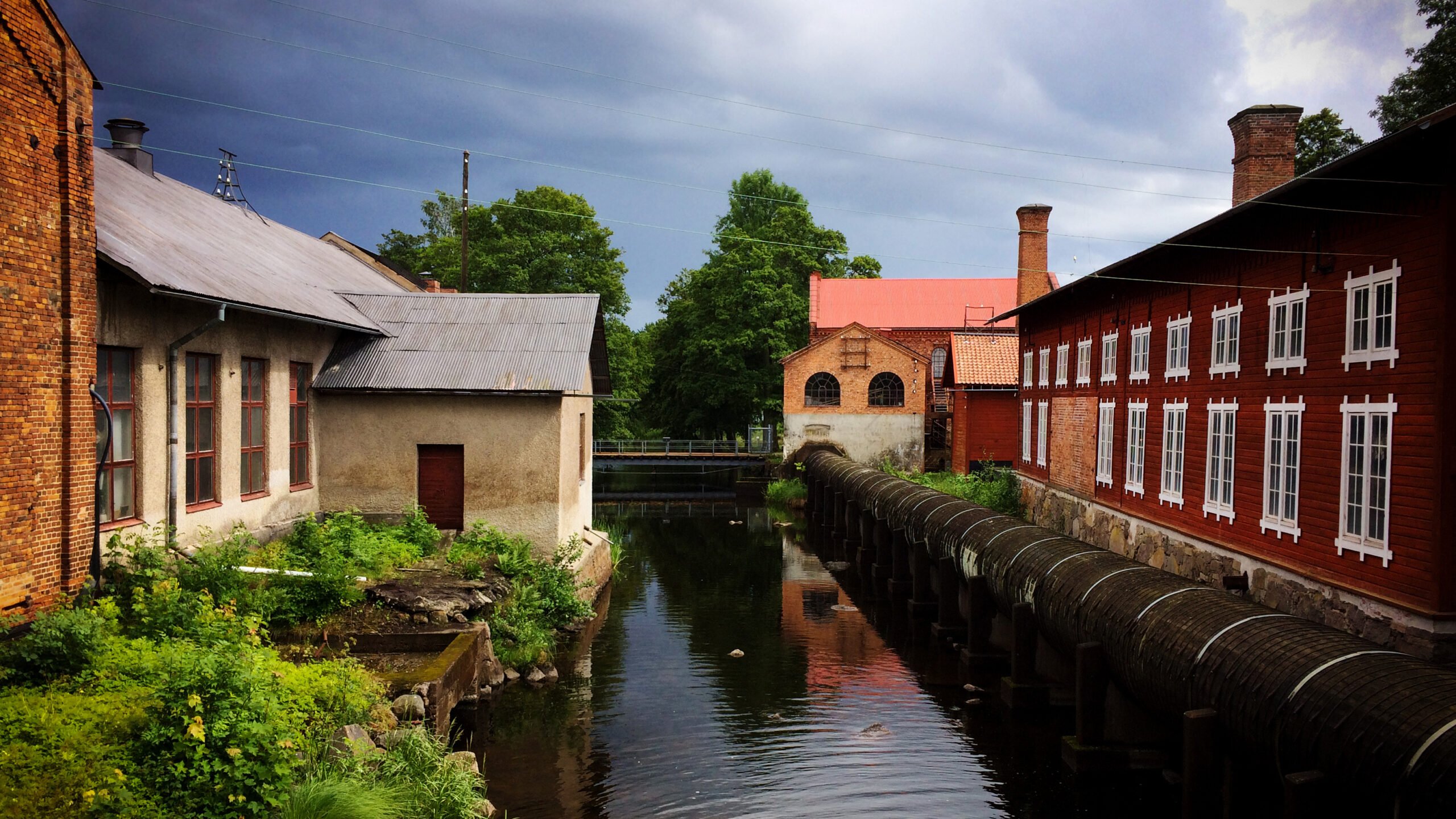 Forsviks bruk med vatten och gamla byggnader