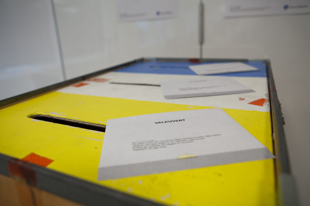 Röstningsurnor i en vallokal