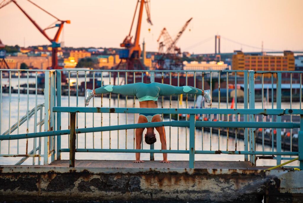 Karin Skierus står på händer på en bro