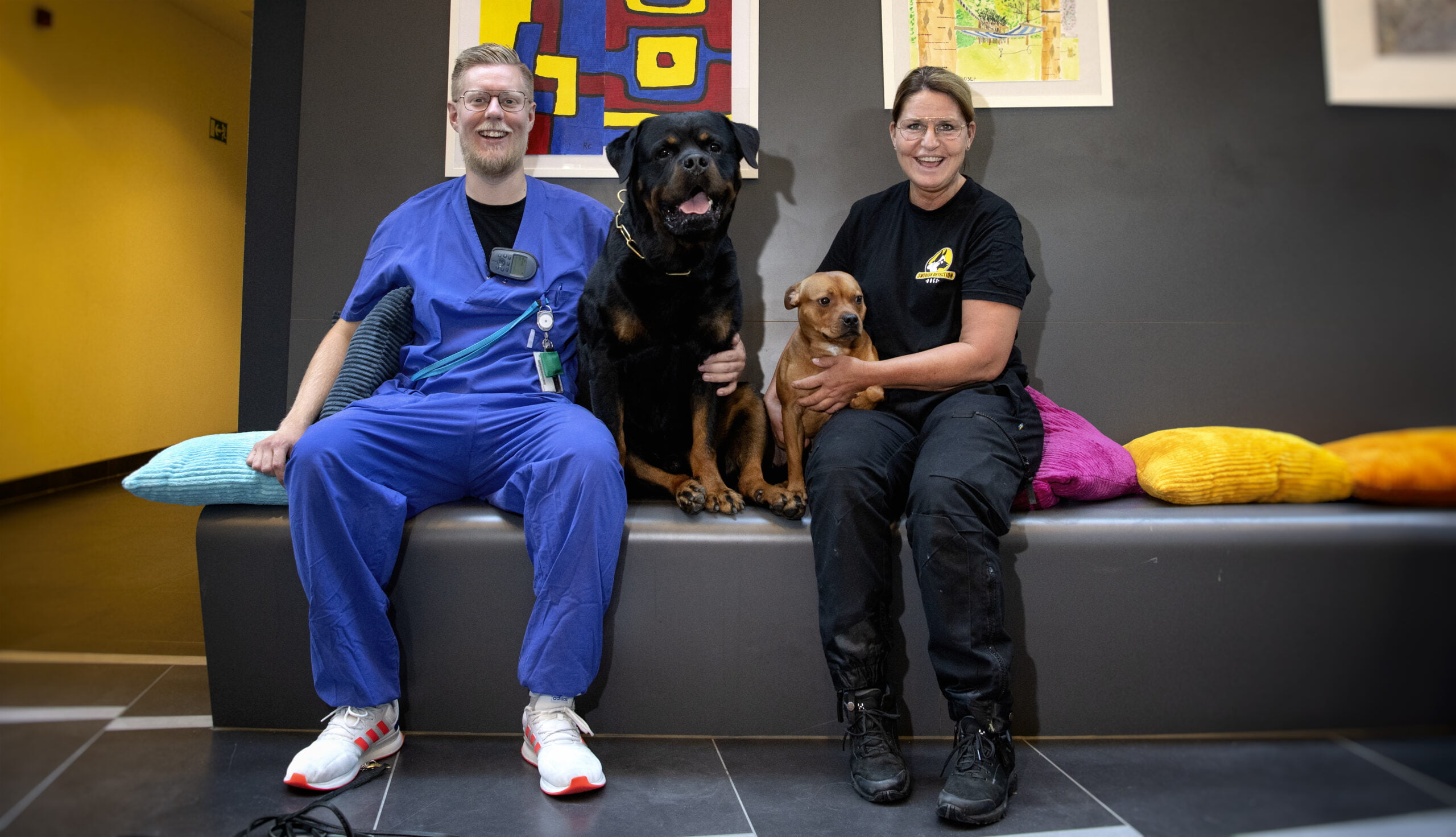 Kolleger och hundförare. Alexanders Hansson och Marika Broberg är båda hundförare inom rättspsykiatrin, här med Marikas hundar Bosse och Doriz. Foto: Anna Rehnberg
