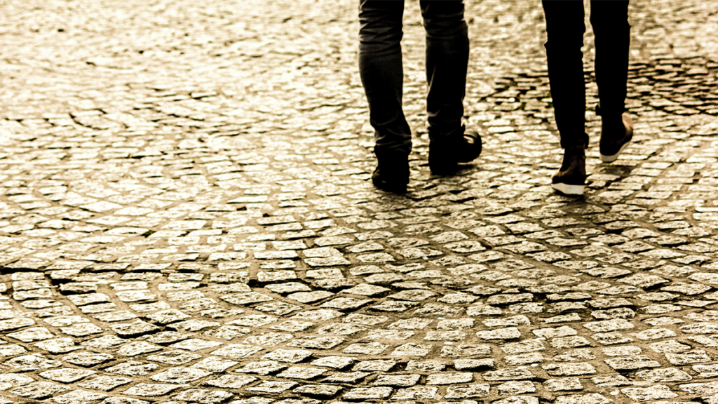 Två par fötter som promenerar