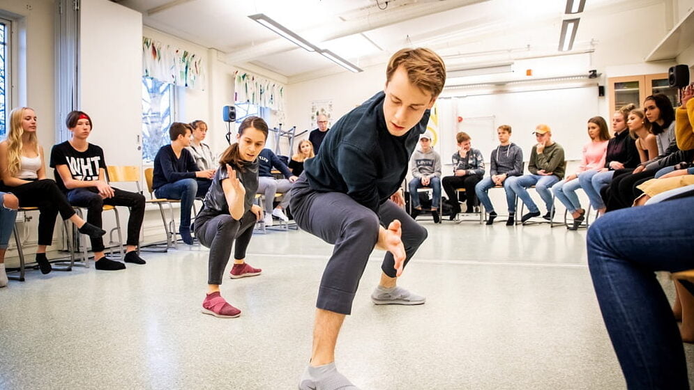 Personer som dansar i ett klassrum och några ser på. Bilden är från en skolföreställning med Regionteater Väst.