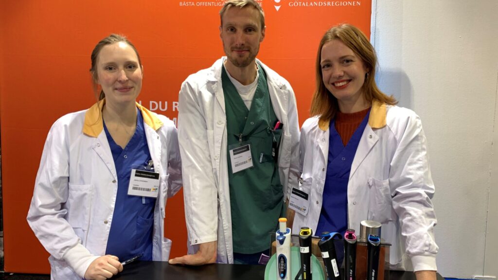 De biomedicinska analytikerna Jenny Lövenstam och Marie Persson, samt Martin Karlberg, medicinteknisk ingenjör, i VGR:s monter på Kunskap & Framtid. Bild: Charlotte Wärnå
