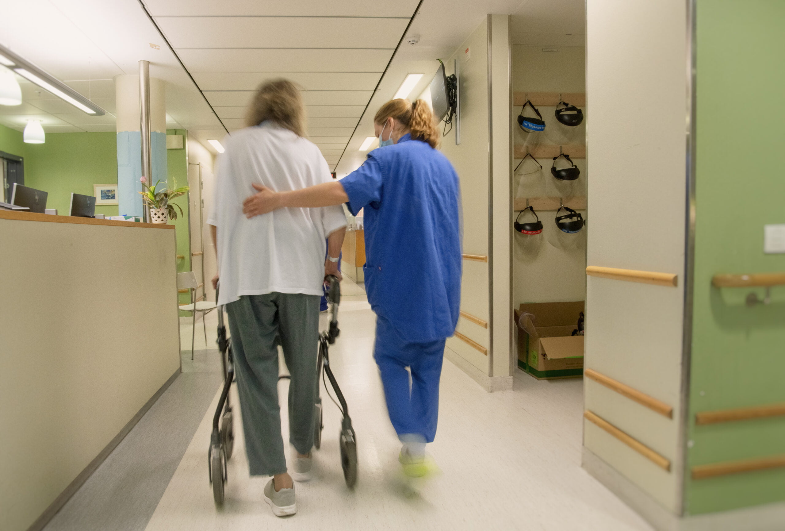 patient leds av en sjukvårdsanställd