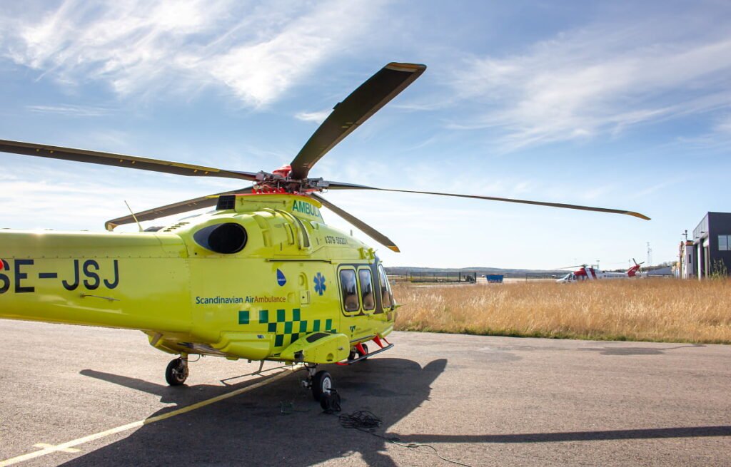 Ambulanshelikopter på väg