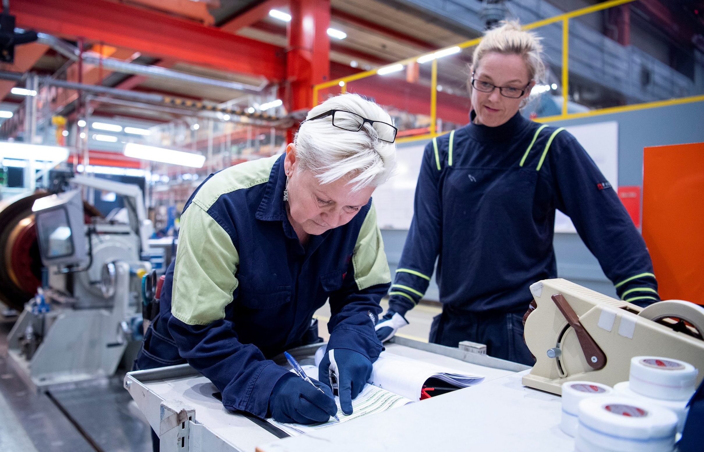 två kvinnor jobbar i verkstad