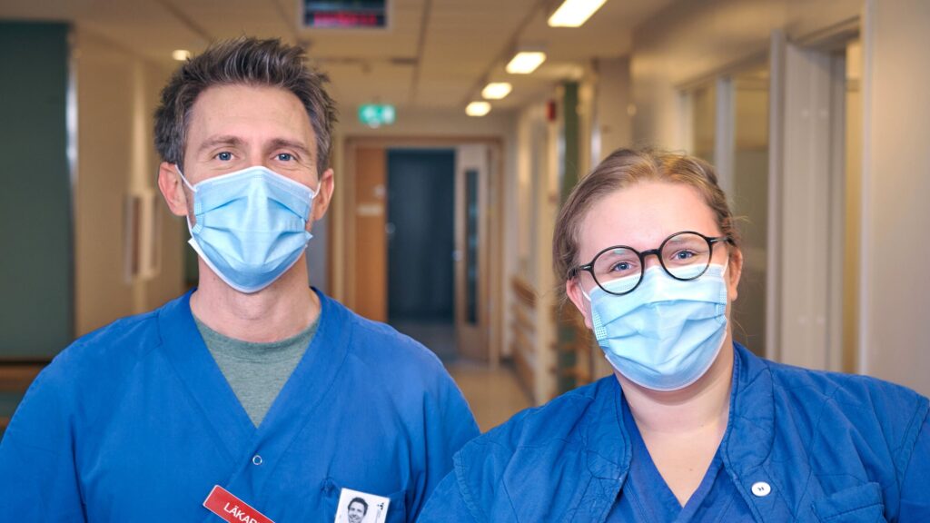 Överläkare Christian Scharenberg och sjuksköterskan Amanda Ahlin vid Hematologienheten, Skaraborgs Sjukhus. Foto: Bild och Media/Skaraborgs Sjukhus