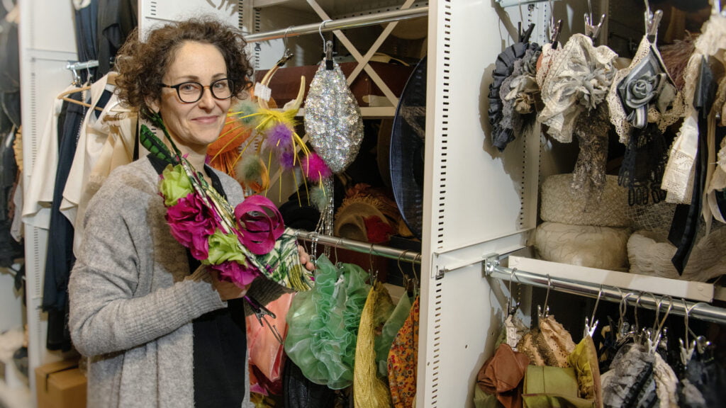 Blomhatten finns med i en av Thereses favoritföreställningar Crazy for you. I bakgrunden syns jordgubbsförsäljarens (rosa) och mjölkförsäljarens (grön) hattar från drömscenen i Oliver Twist.