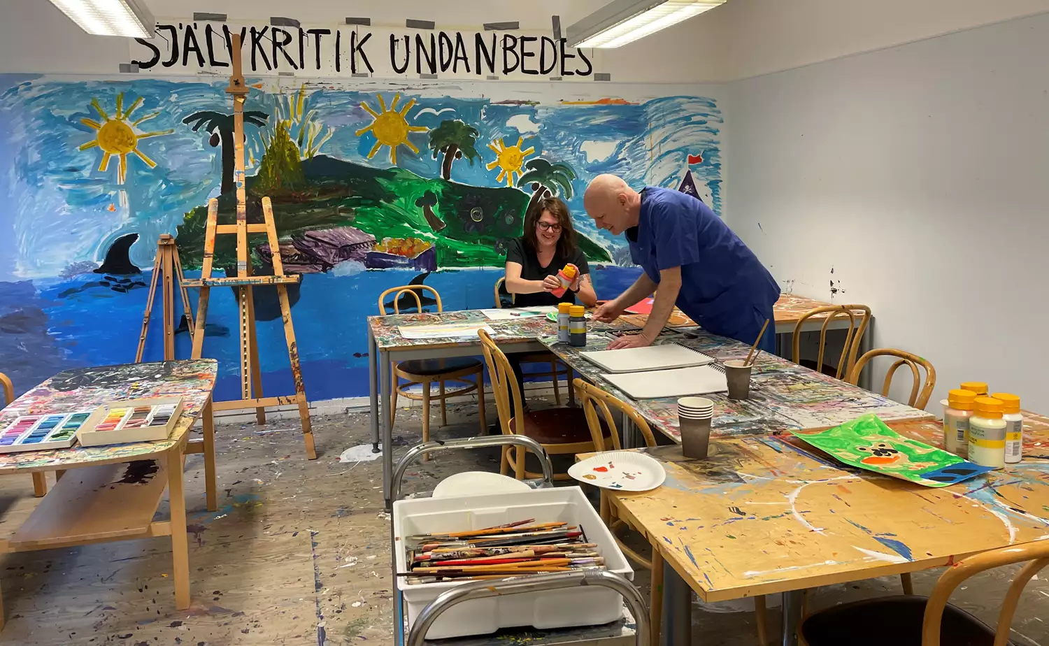 Inez Edström Thoresson och Stefan Karlsson i konstateljén på Sahlgrenska universitetssjukhuset.