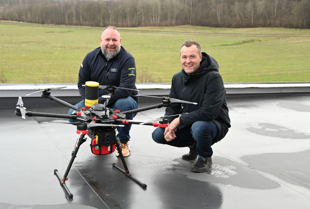 Patrik Segerfelt och Magnus Kristiansson med en av drönarna.