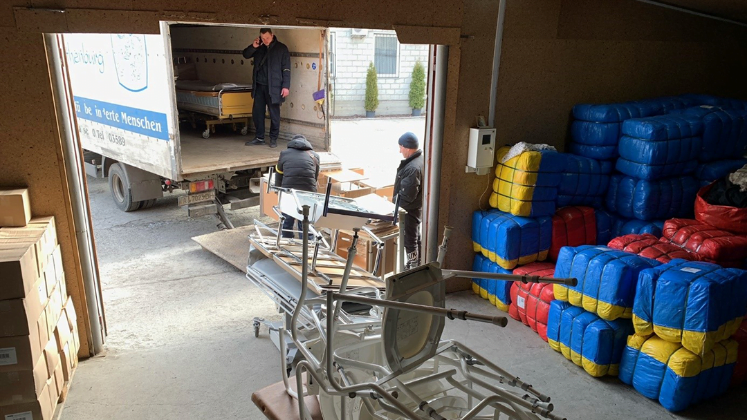 En lokal i Kiev där material har samlats. Bland annat vad som ser ut att vara stolar.