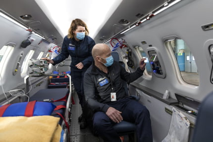 Vårdpersonal inne i kabinen på ambulansflyget. Foto: Ines Sebalj