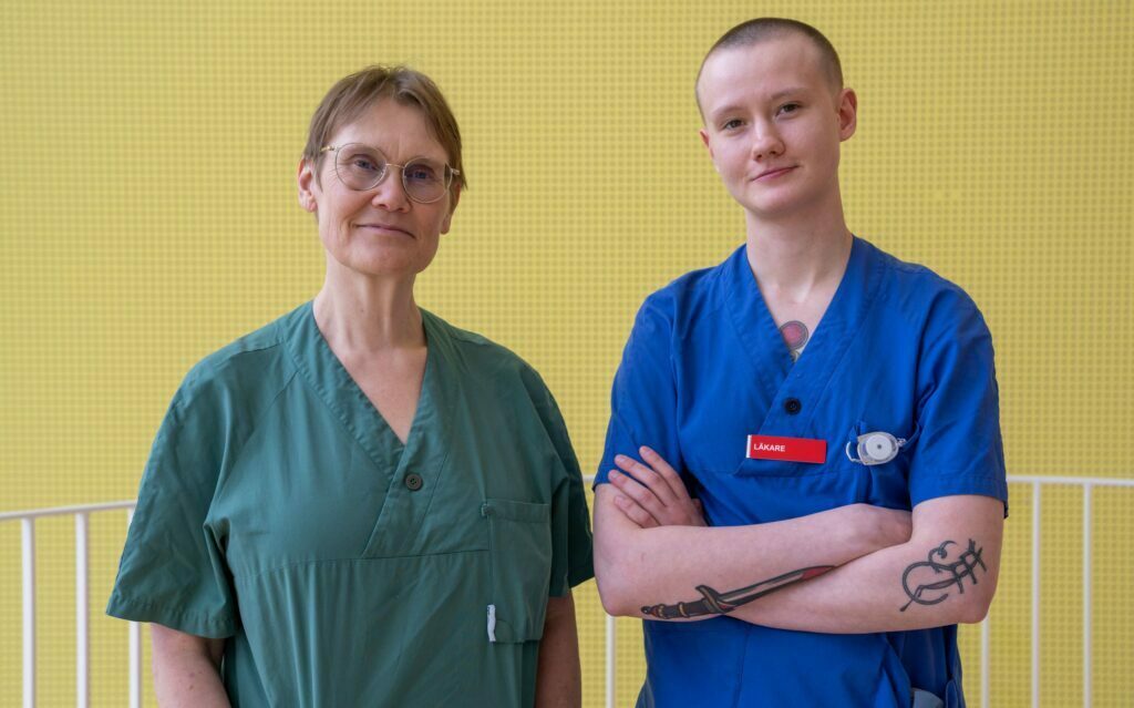 "Det varit en positiv erfarenhet att anställa Mar, hen är fokuserad på att lära sig språket och har en hög arbetsmotivation", säger Tuuli Saari, sektionschef inom ortopedin (till vänster). Bild: Johanna Ewald St Michaels.