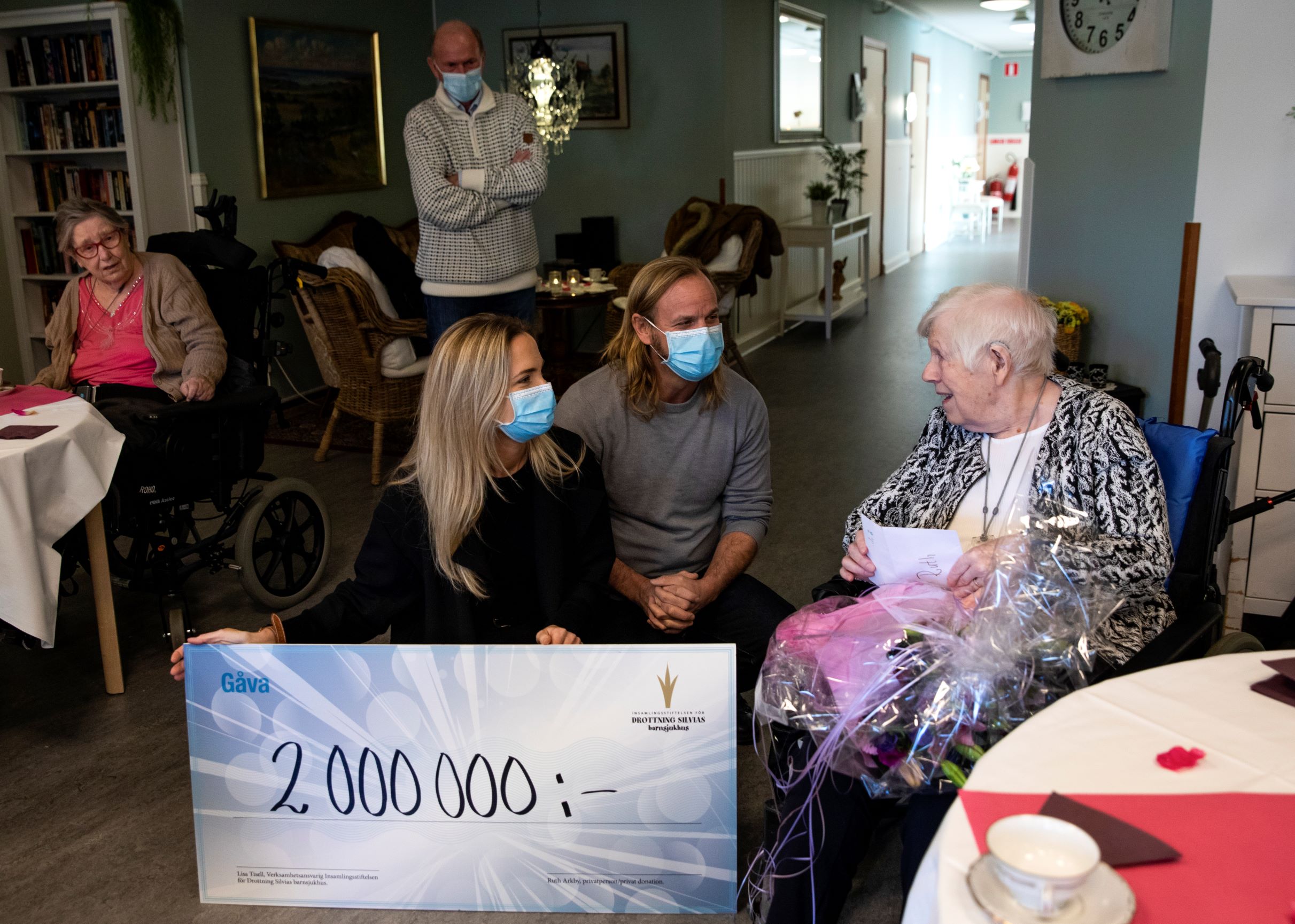 Lisa Tisell och Palle Stenberg, verksamhetsansvarig resp ordförande för Insamlingsstiftelsen tar emot donationen från Ruth Arkby. Foto Ines Sebalj. 