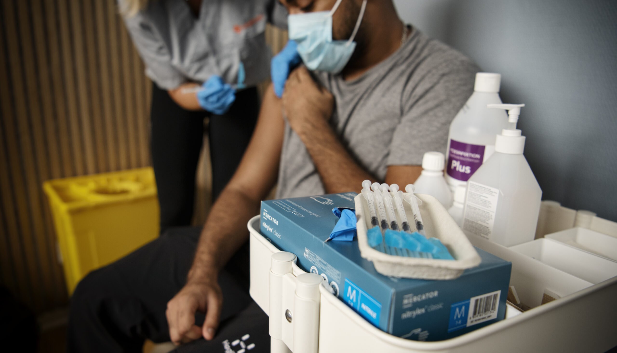 En man som får vaccin mot covid-19.