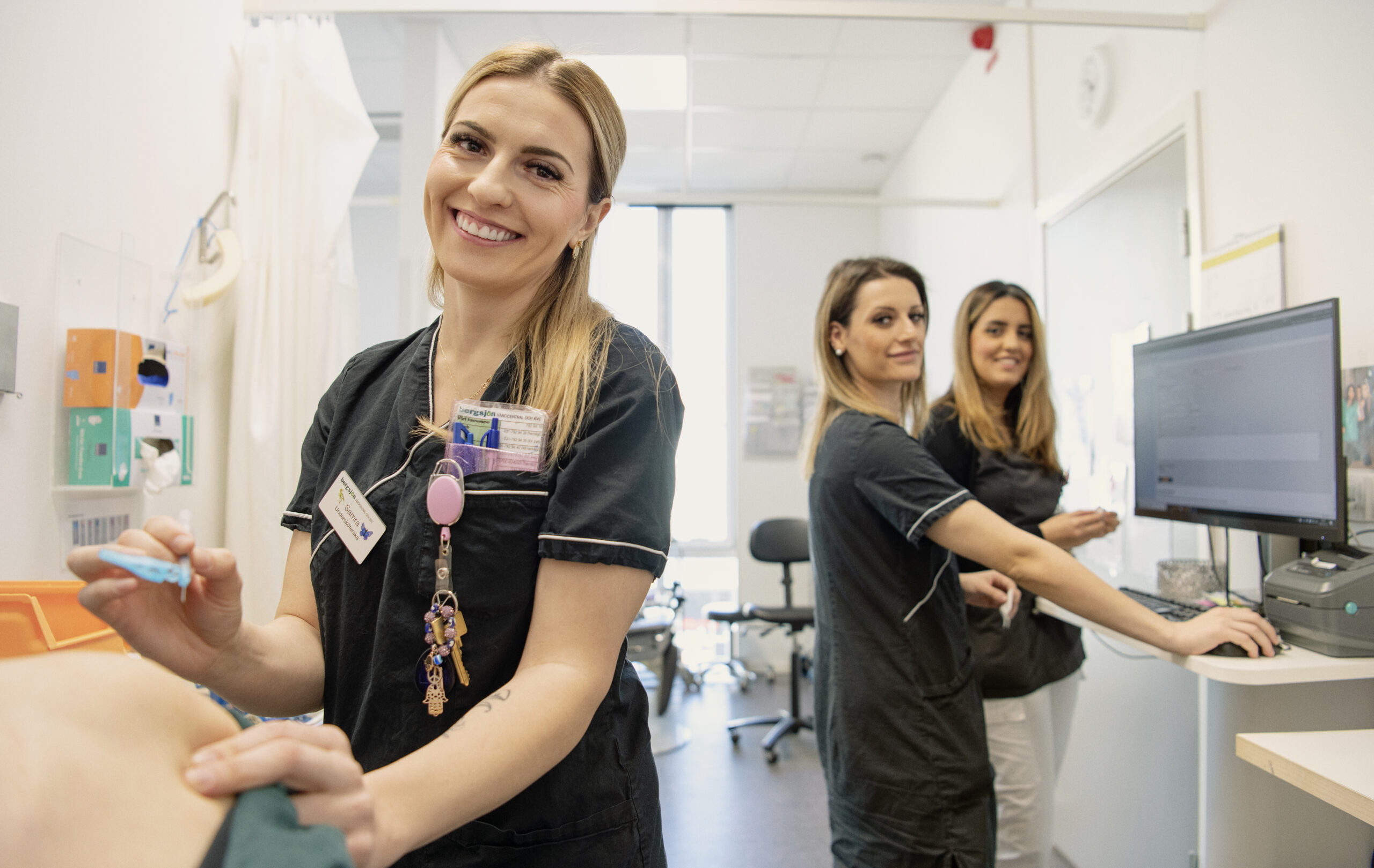 Samra Hasambegovic, Shad Ahmed, och Tara Akram på Nötkärnans vårdcentral