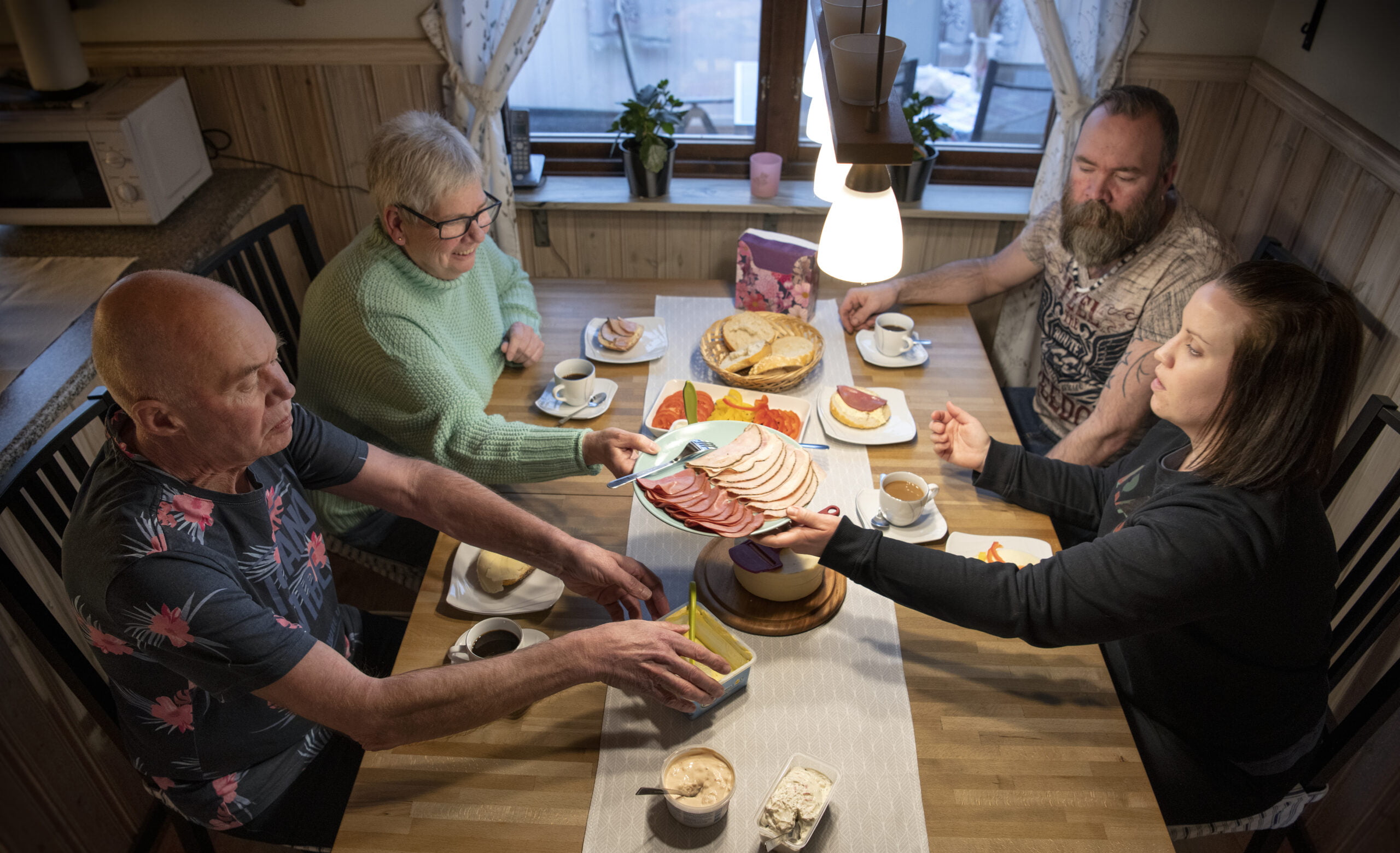 Hemma i köket i Horred sitter Conny, Mona och xxx Eriksson tillsammans med sms-livräddaren Lina Blom och går igenom vad som hände dagen i september förra året då Conny fick hjärtstopp. Foto: Anna Rehnberg