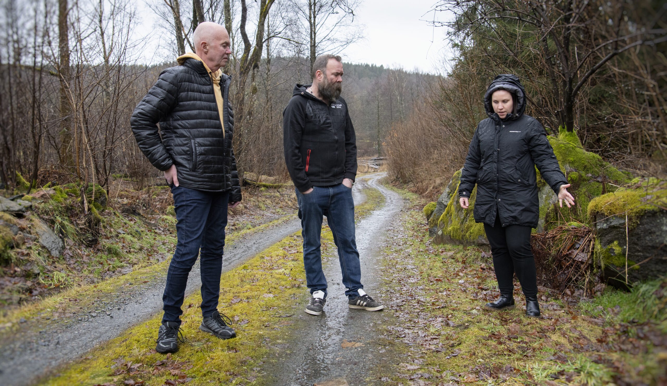 Conny och Leif Eriksson står tillsammans med sms-livräddaren Lina Blom på skogsvägen där Lina hittade honom.