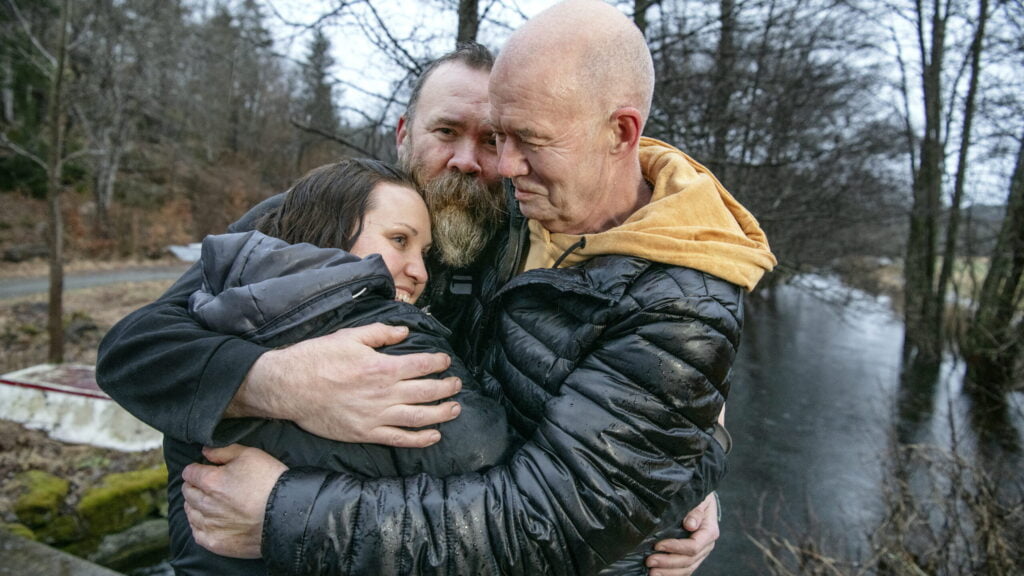 Sms-livräddaren Lina Blom kramas om av Conny och hans son Leif. Foto: Anna Rehnberg